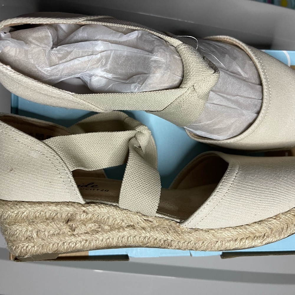 Womens Lifestride shoes
9 1/2
Beige
NWT